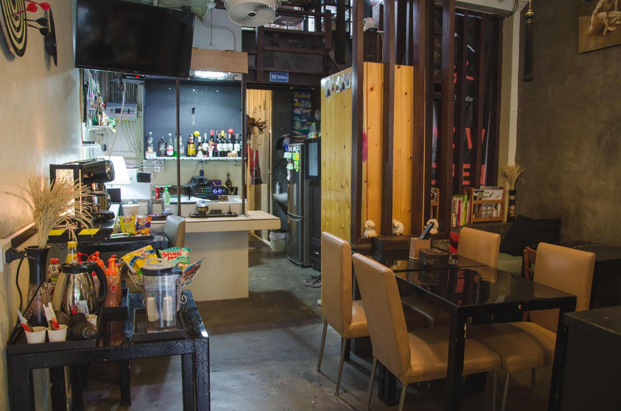 Bed And Butler Hostel Bangkok Kültér fotó