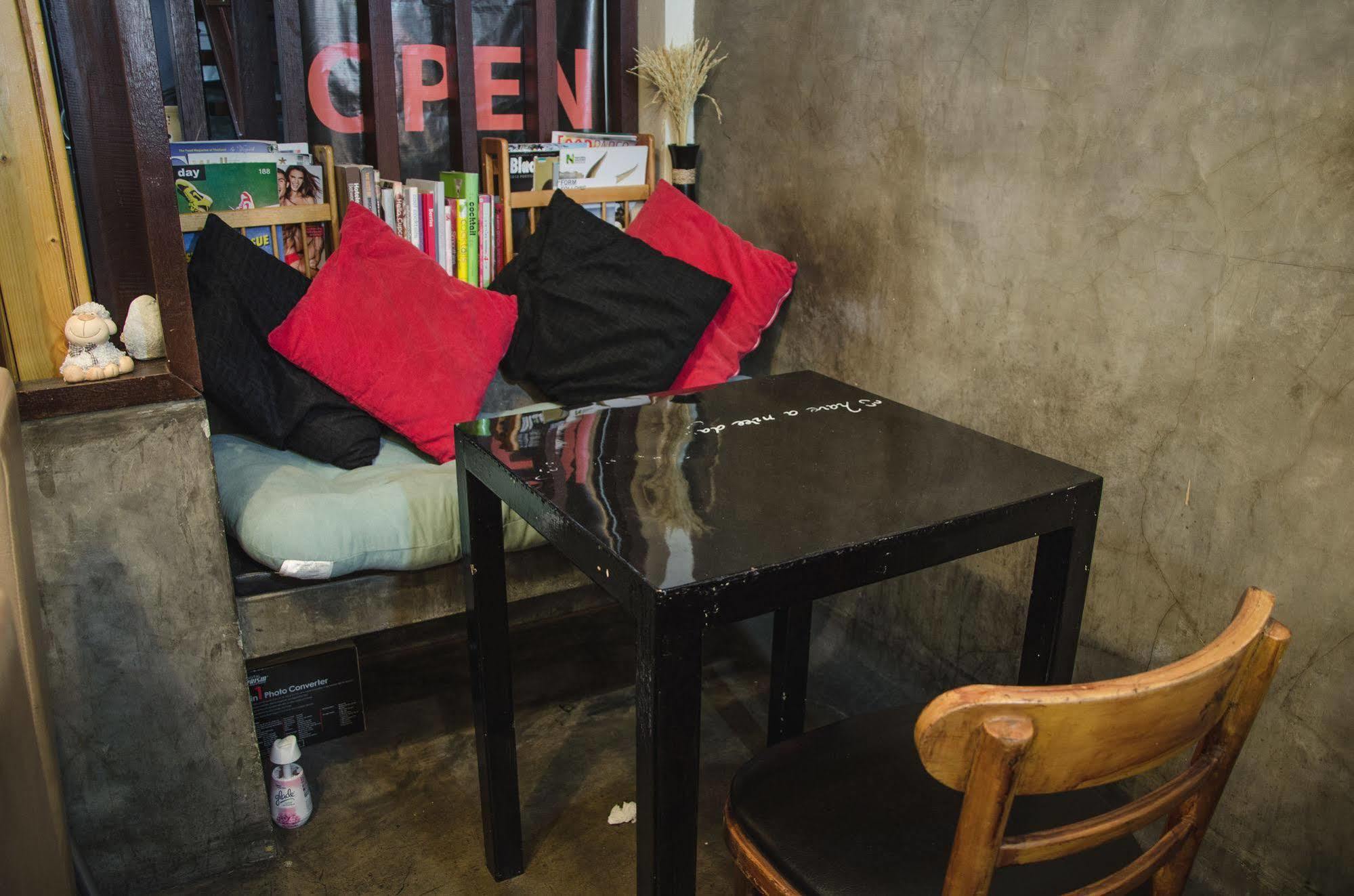Bed And Butler Hostel Bangkok Kültér fotó