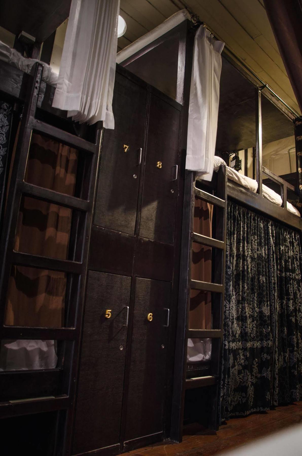 Bed And Butler Hostel Bangkok Kültér fotó