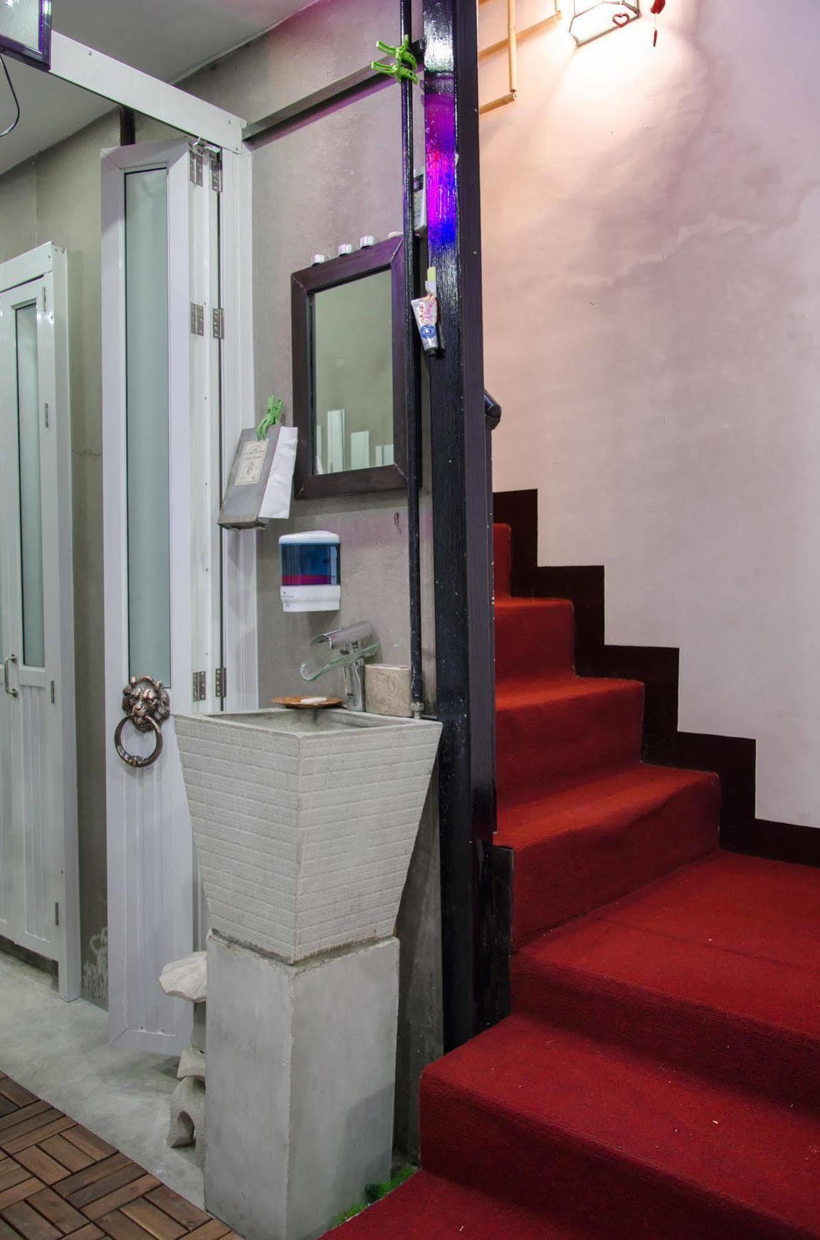 Bed And Butler Hostel Bangkok Kültér fotó