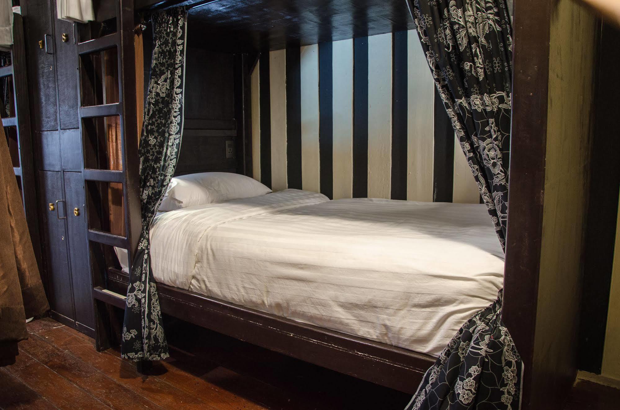 Bed And Butler Hostel Bangkok Kültér fotó